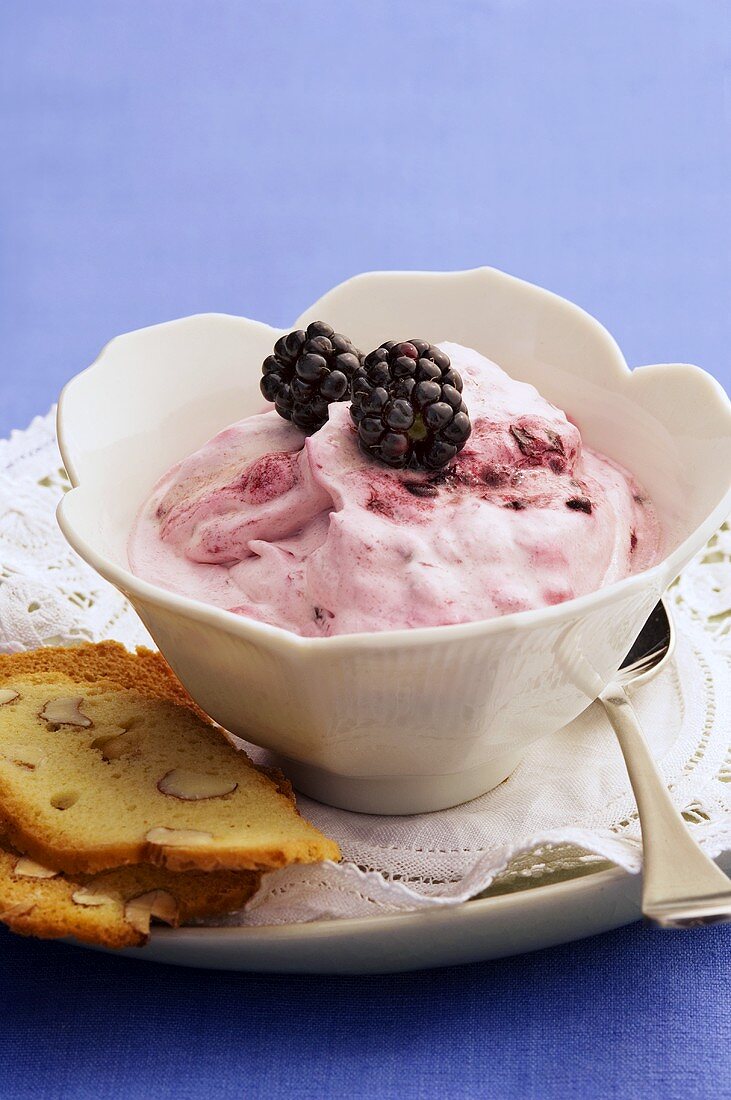 Brombeercreme mit frischen Brombeeren