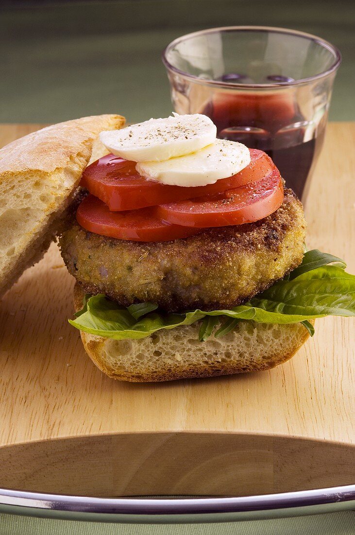 Hamburger caprese (Hamburger mit Tomaten & Mozzarella)