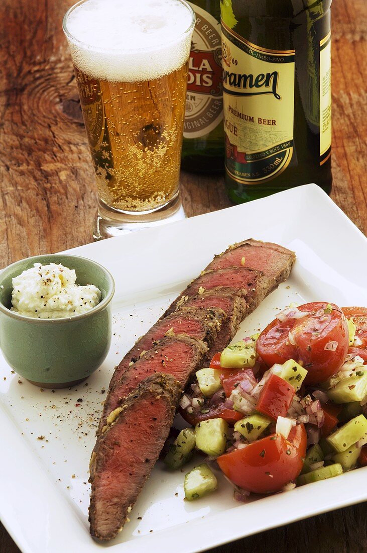 Lammfilet mit griechischem Salat, Bier