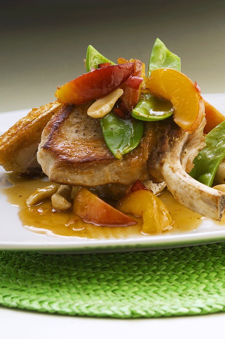 Pork chop with mangetout and peach slices