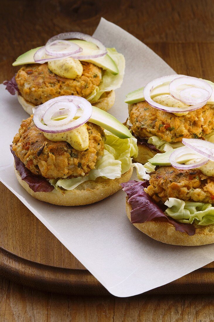 Salmon burgers with avocado and onions