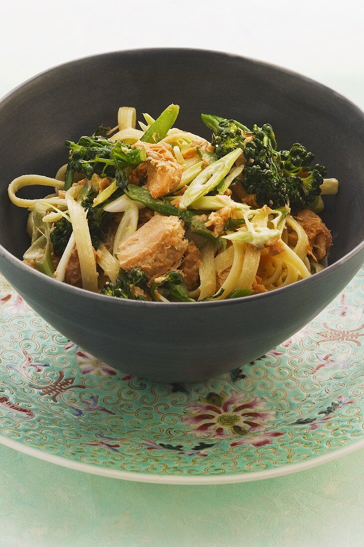 Ribbon noodles with salmon and broccoli (Asia)