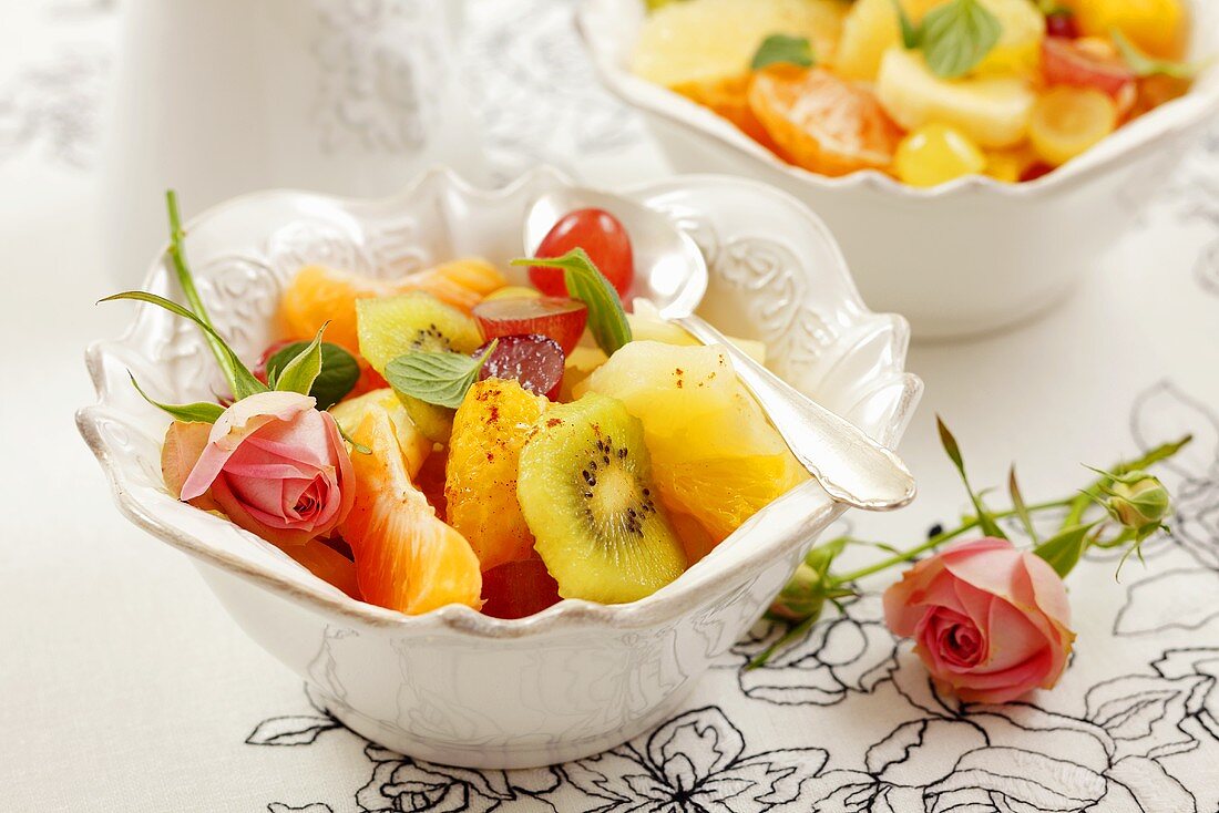 Fruchtsalat mit Rosen