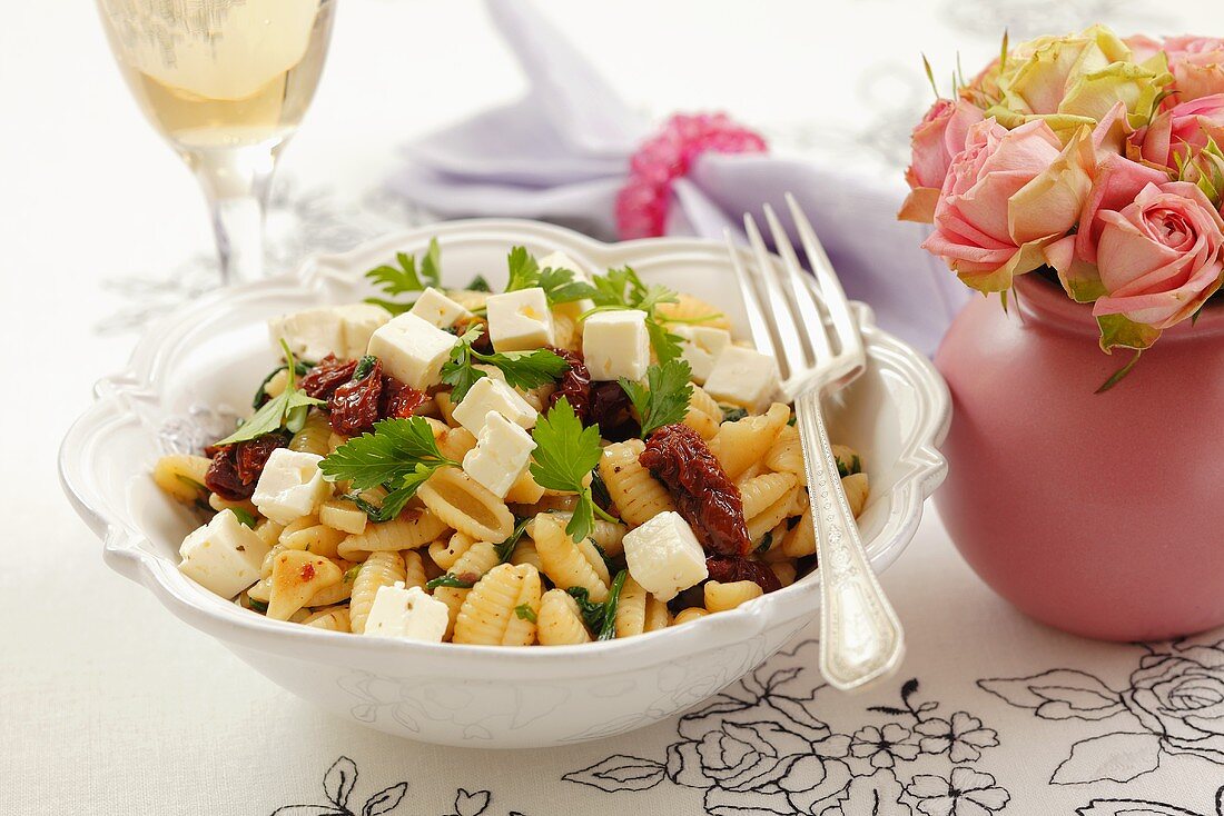 Nudeln mit getrockneten Tomaten, Schafskäse und Petersilie