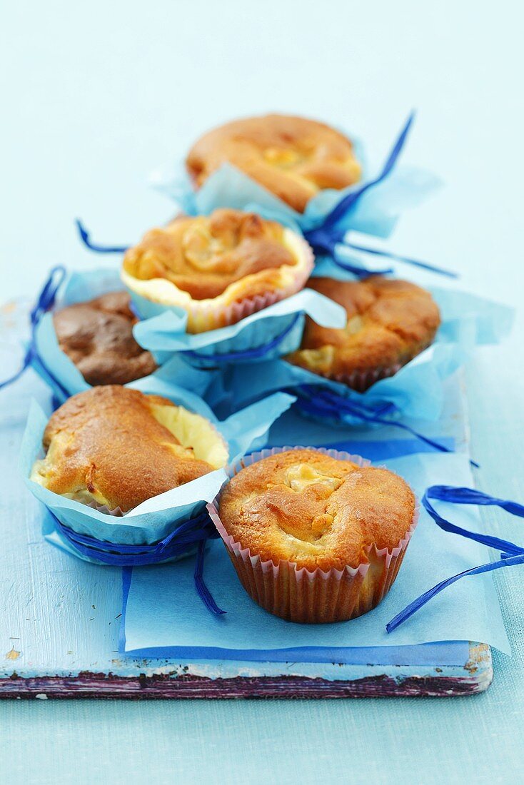 Mehrere Bananenmuffins in blauem Papier