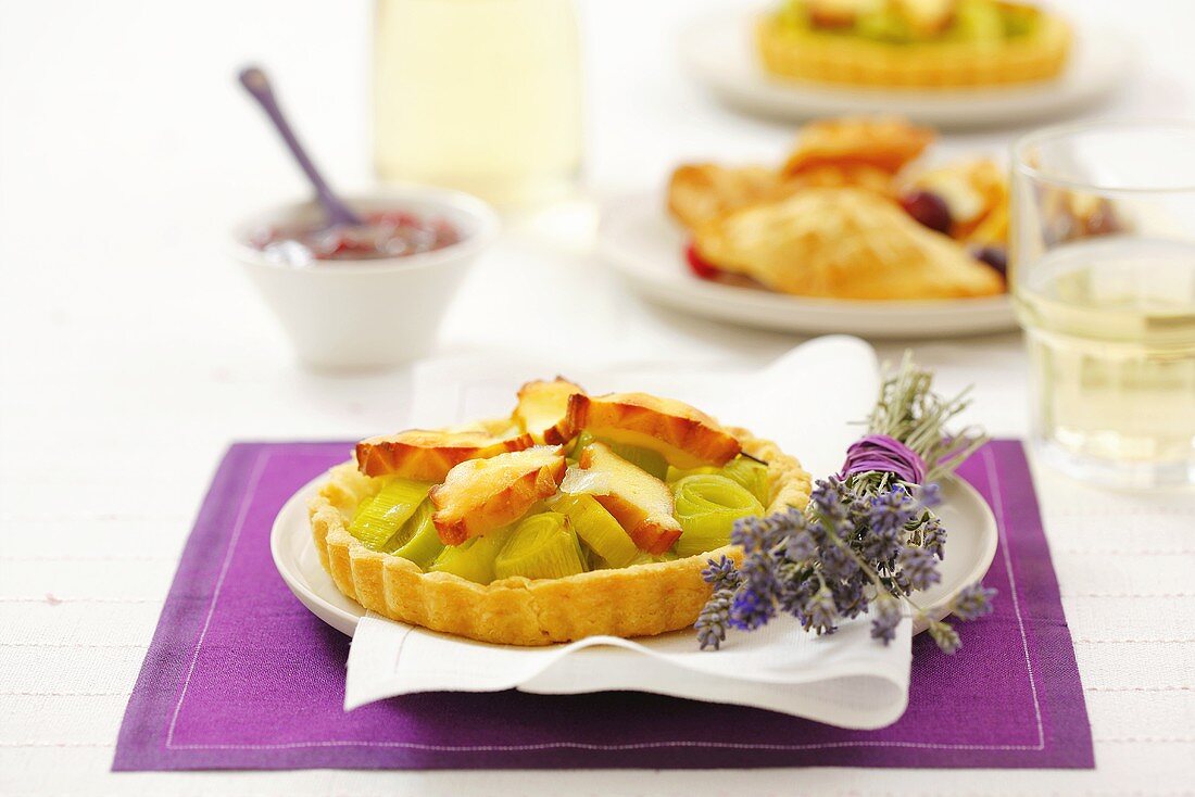 Lauchtörtchen mit geräuchertem Schafskäse und Lavendel