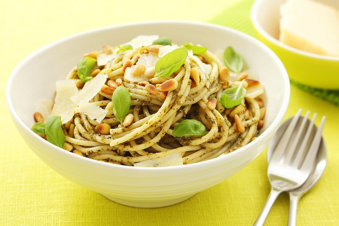 Spaghetti mit Pesto, Basilikum, Parmesan und Pinienkernen