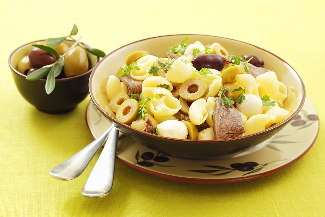 Nudelsalat mit Rindfleisch, Mozzarella und Oliven
