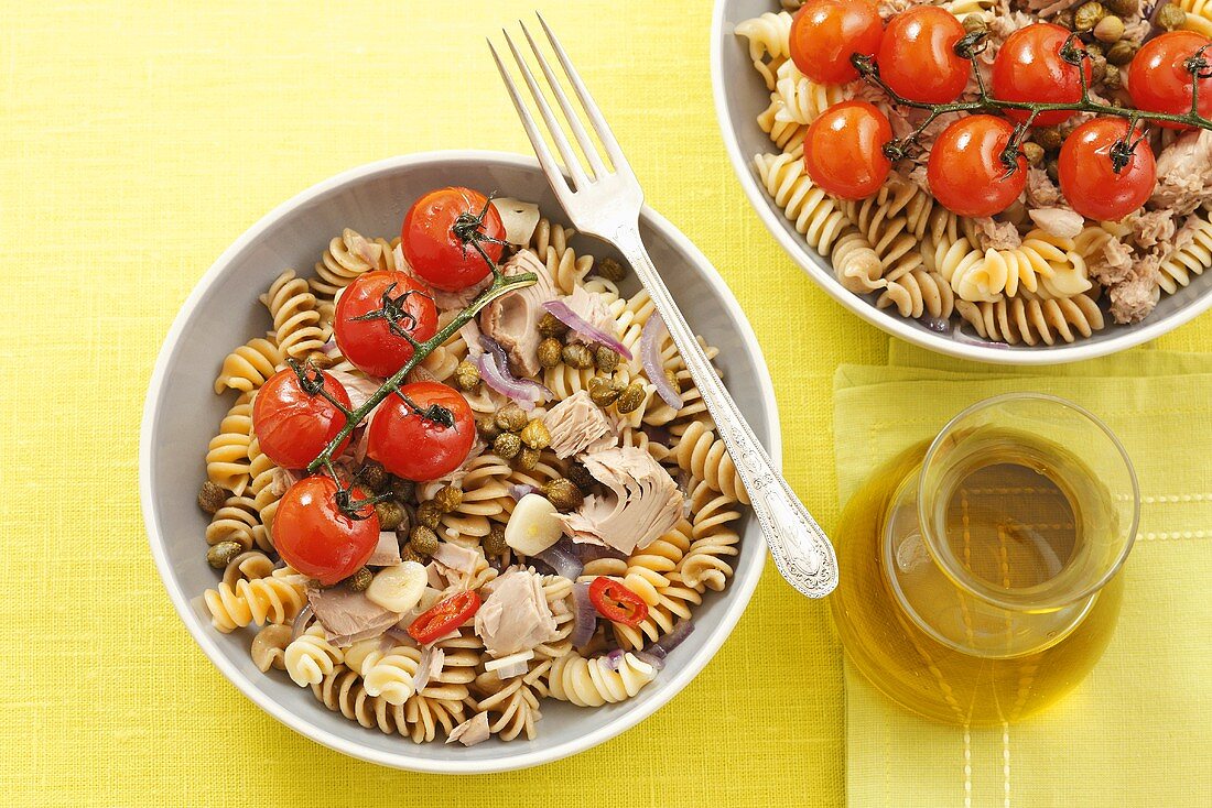 Fusilli mit Kirschtomaten, Thunfisch, roten Zwiebeln und Knoblauch