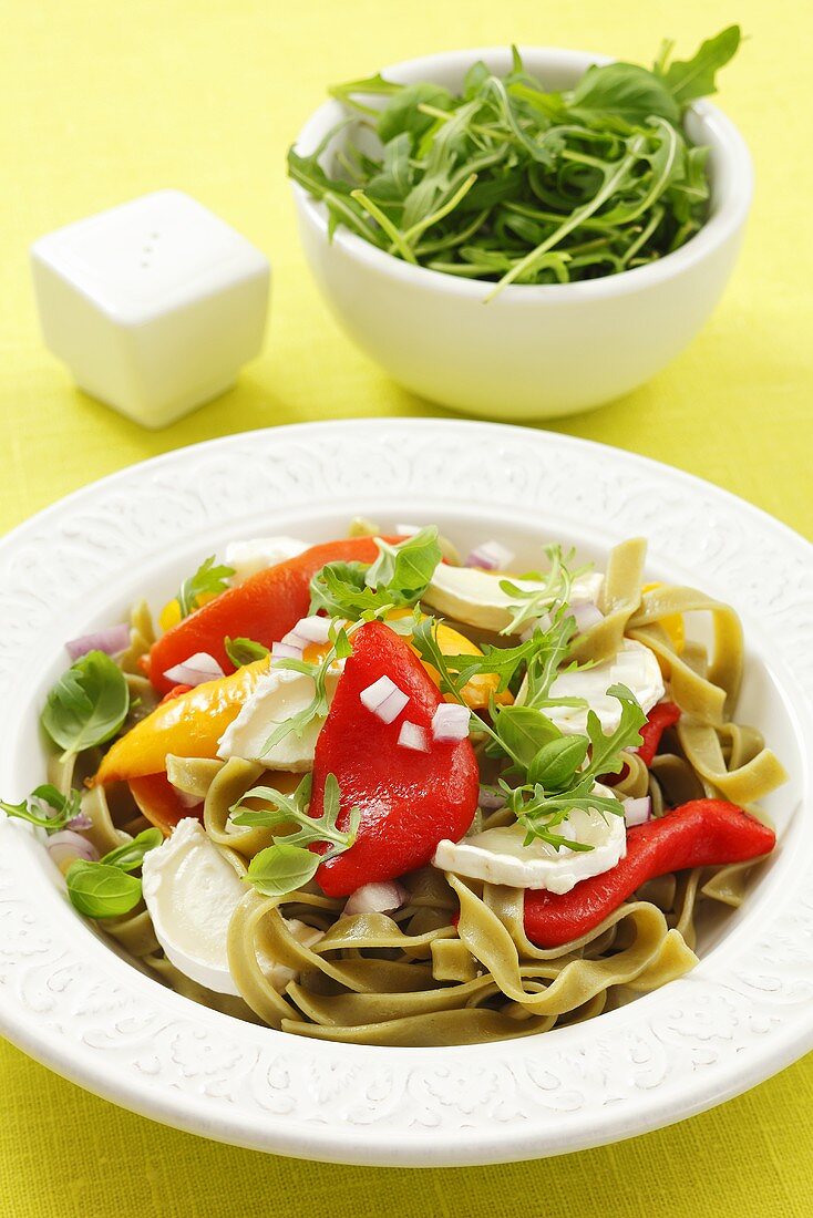 Grüne Tagliatelle mit gegrillten Paprikaschoten, Rucola und Ziegenkäse