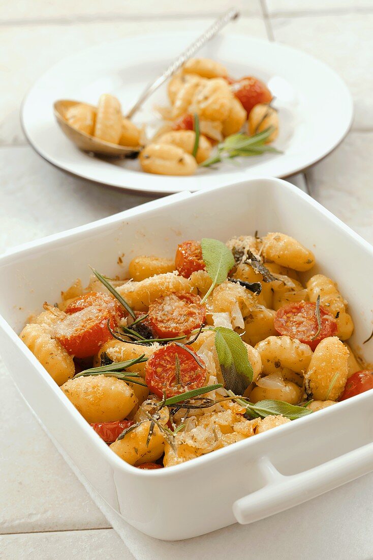 Überbackene Gnocchi mit Kirschtomaten, Kräutern und Parmesan