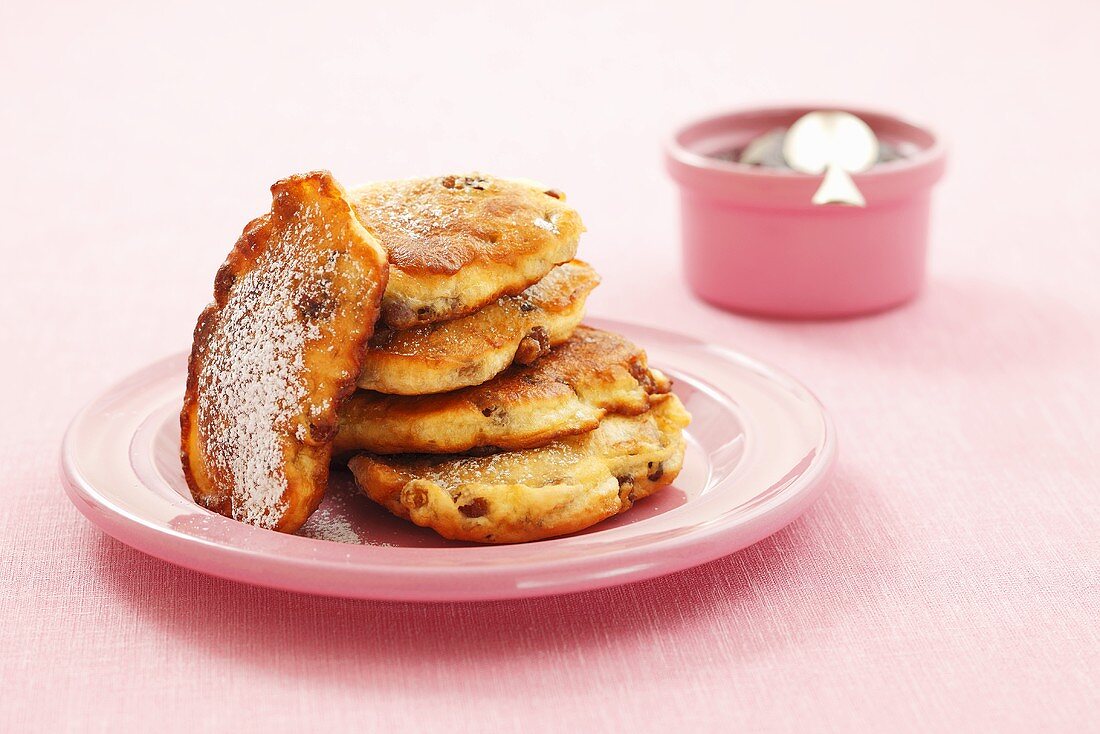 Raisin pancakes with icing sugar