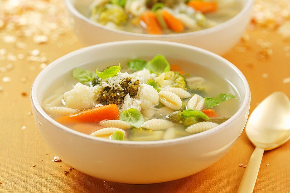 Minestrone mit Nudeln, Gemüse, Pesto und Parmesan