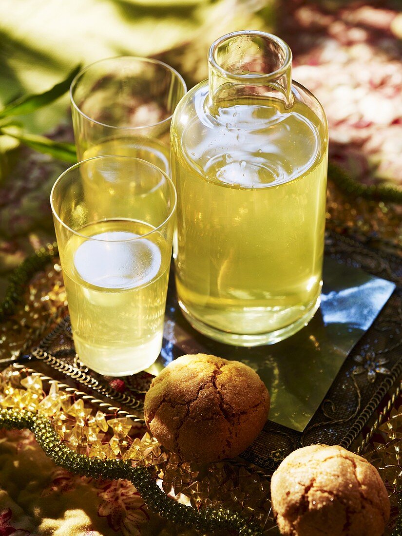 Limoncello e amaretti (Lemon liqueur and almond biscuits)