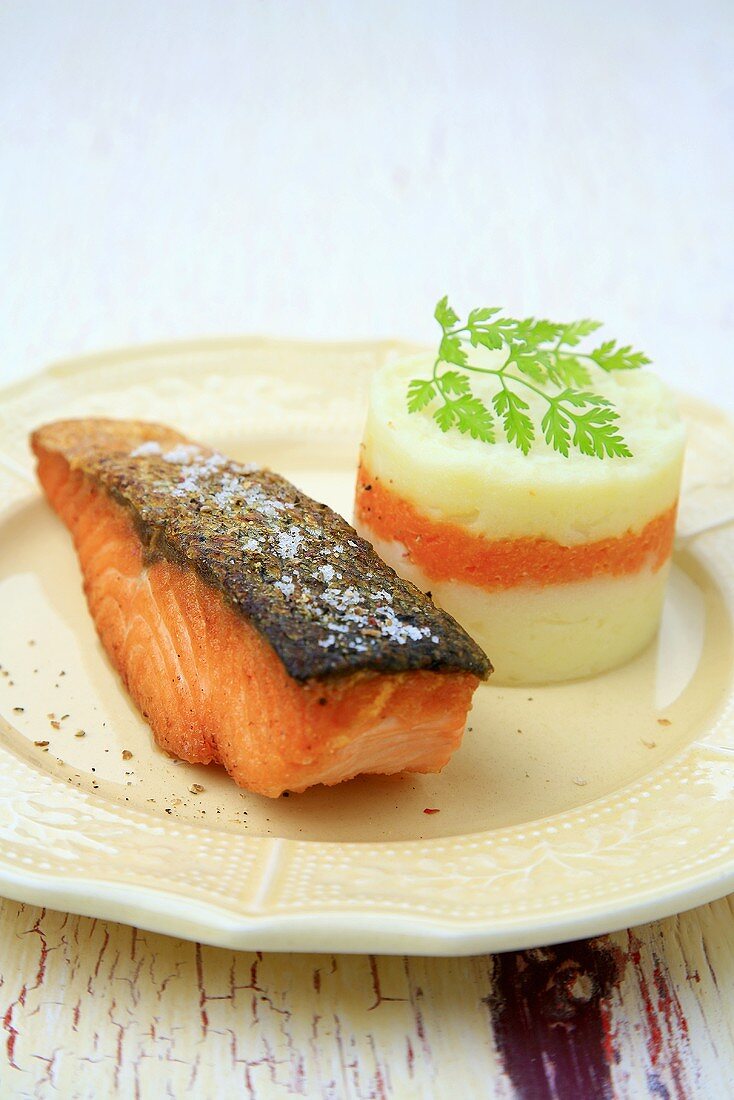 Gebratenes Lachsfilet mit Gemüsepüree