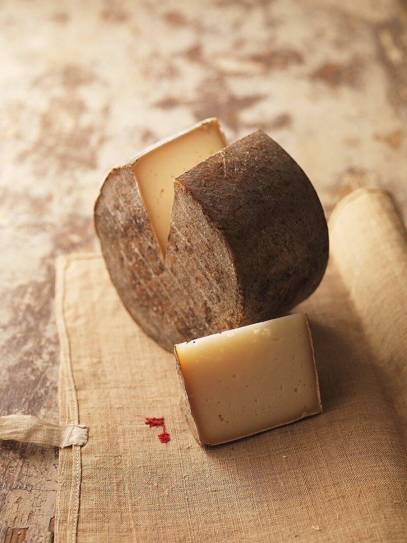 Baskischer Käse auf Leinentuch (angeschnitten)