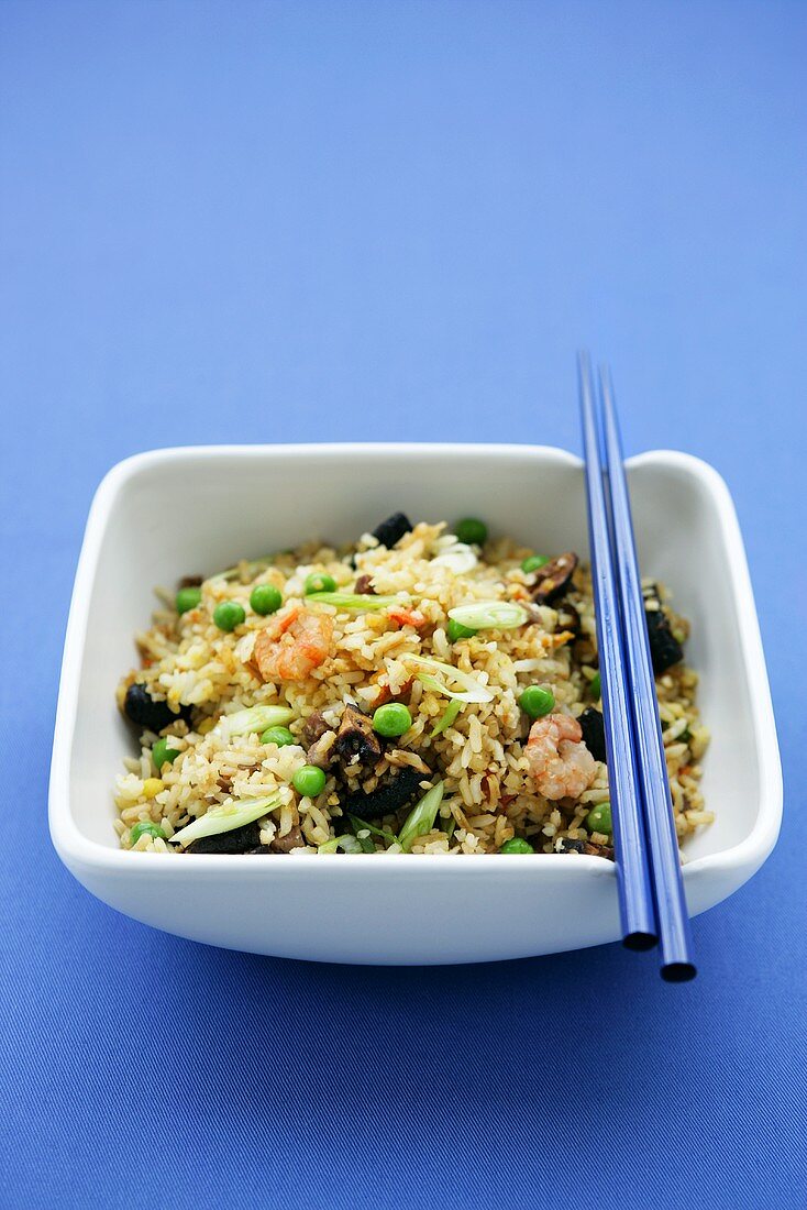 Fried rice with prawns and vegetables (China)