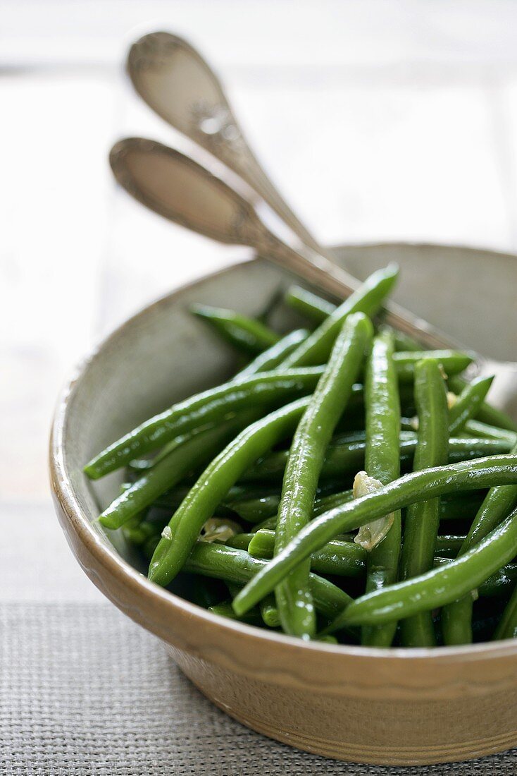 Green beans with almonds in ceramic bowl