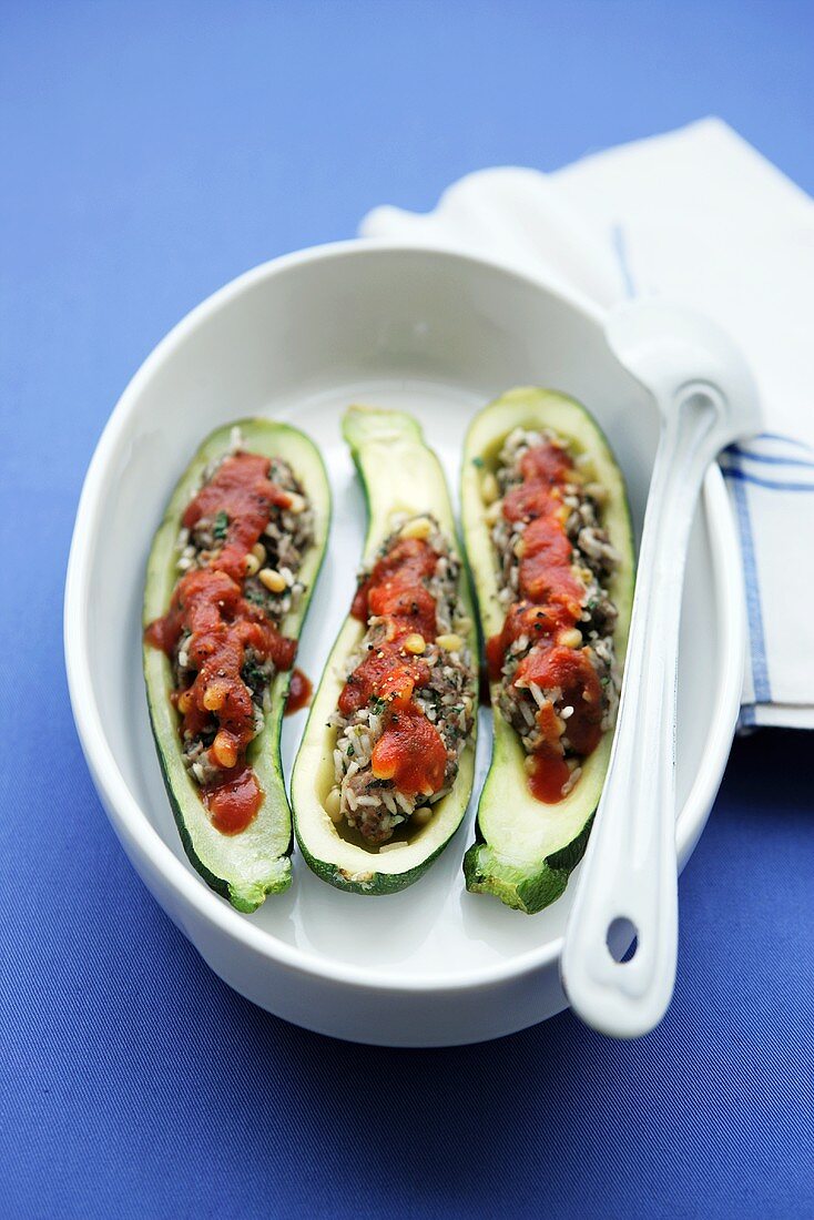 Gefüllte Zucchini mit Reis, Lamm und Ananas