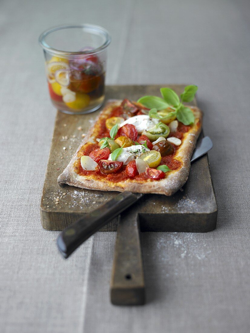 Pizza mit marinierten Kirschtomaten