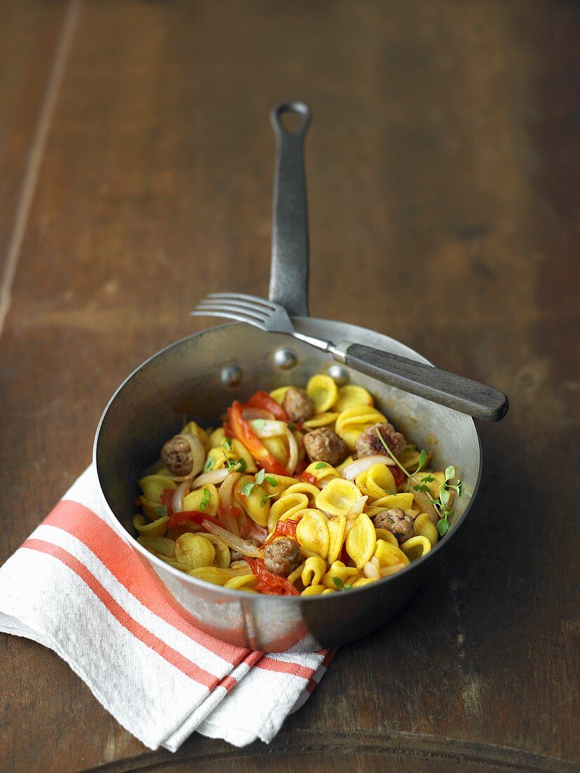 Schnelle Tomatensauce mit Salsiccia und Orechiette