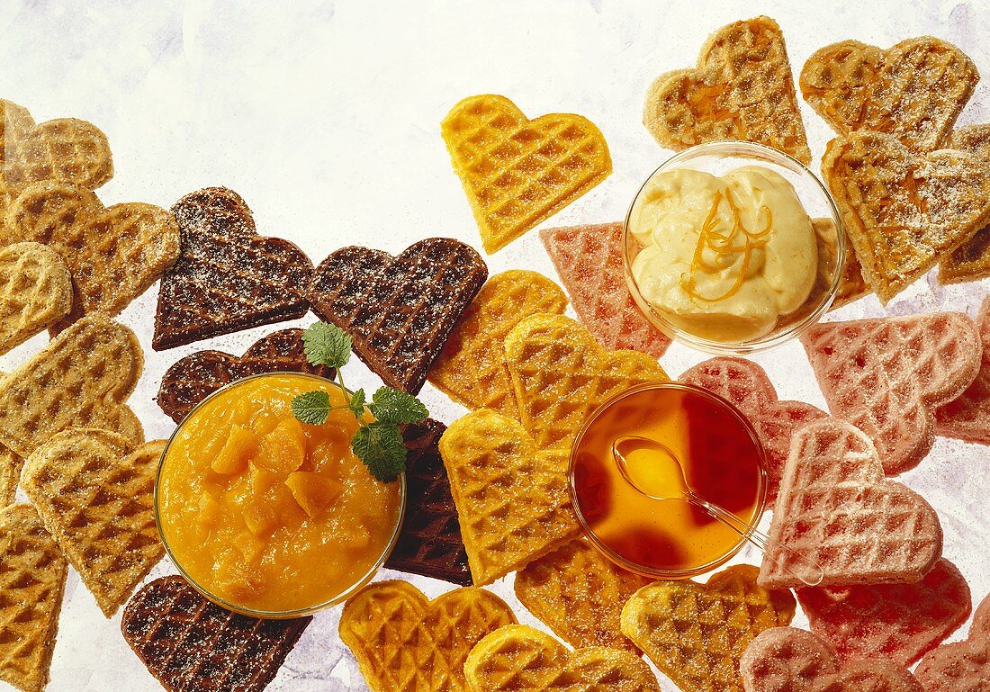 Bunte Waffeln mit verschiedenen Saucen