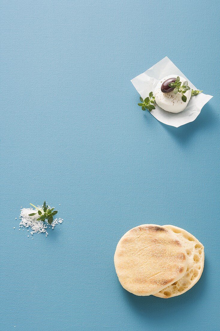 Fresh goat's cheese with olive, toasties and salt with thyme