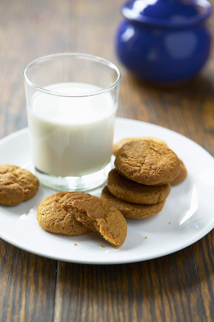 Soetkoekies (South African spiced biscuits) with milk
