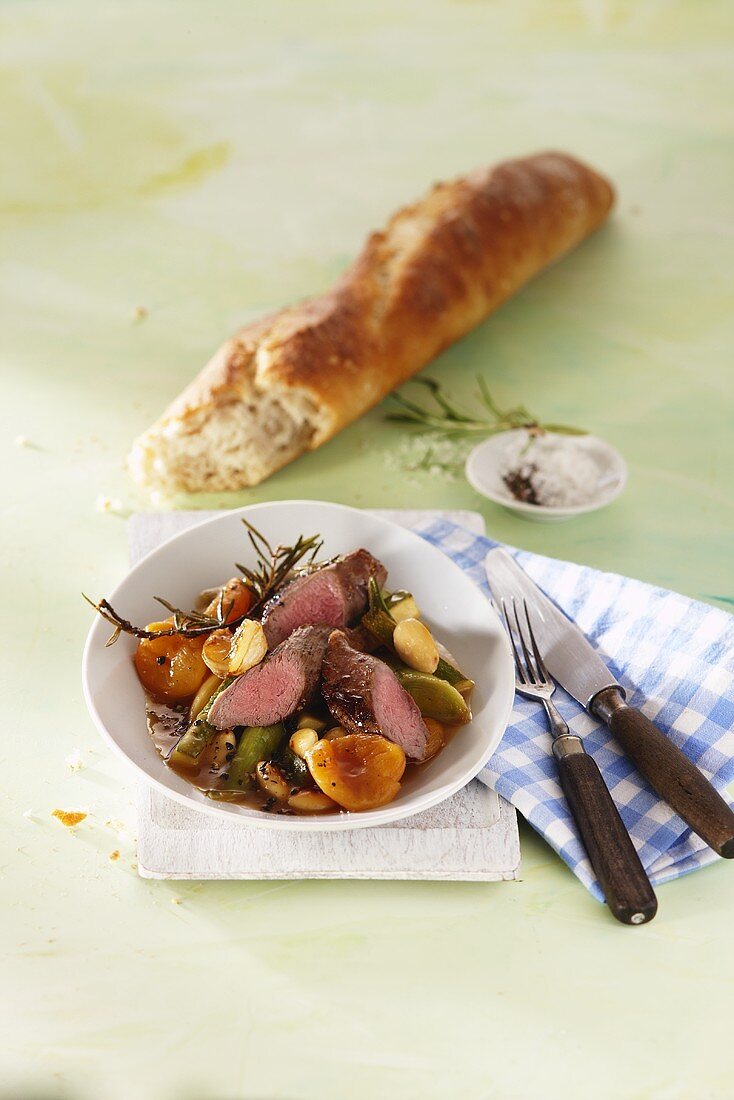 Lamb fillet with leeks and apricots