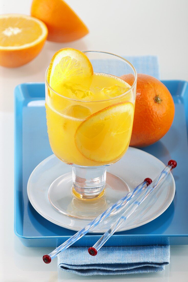 Orangensaft mit Orangenscheiben