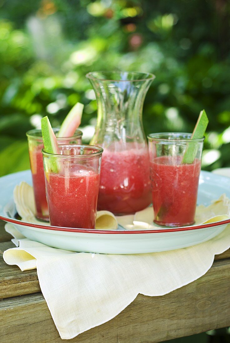 Melonensaft in Gläsern und Karaffe