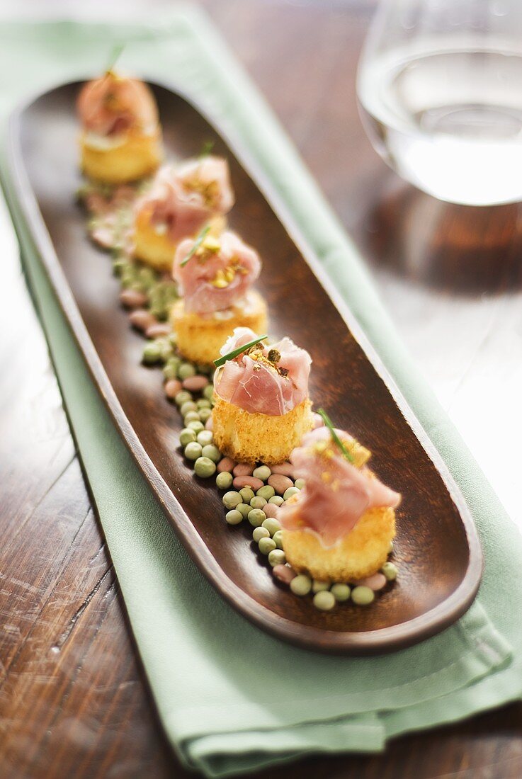 Mini-brioches topped with prosciutto