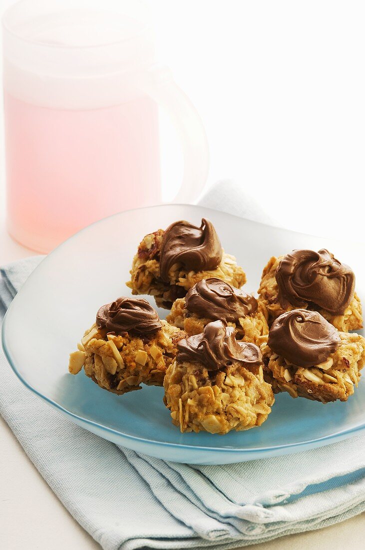 Muesli cookies with chocolate cream