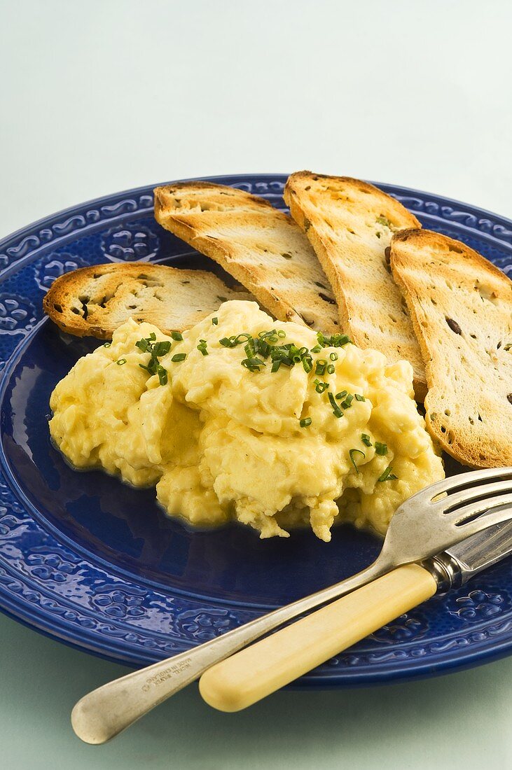 Scrambled egg with chives and grilled bread