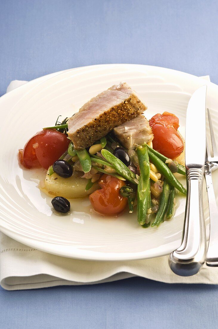 Tuna with beans, cherry tomatoes, olives and potatoes