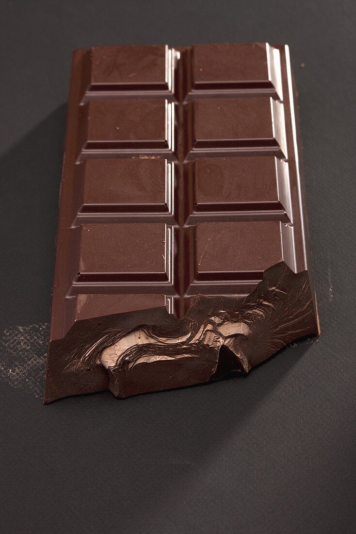 Eine Tafel dunkle Schokolade, angebrochen