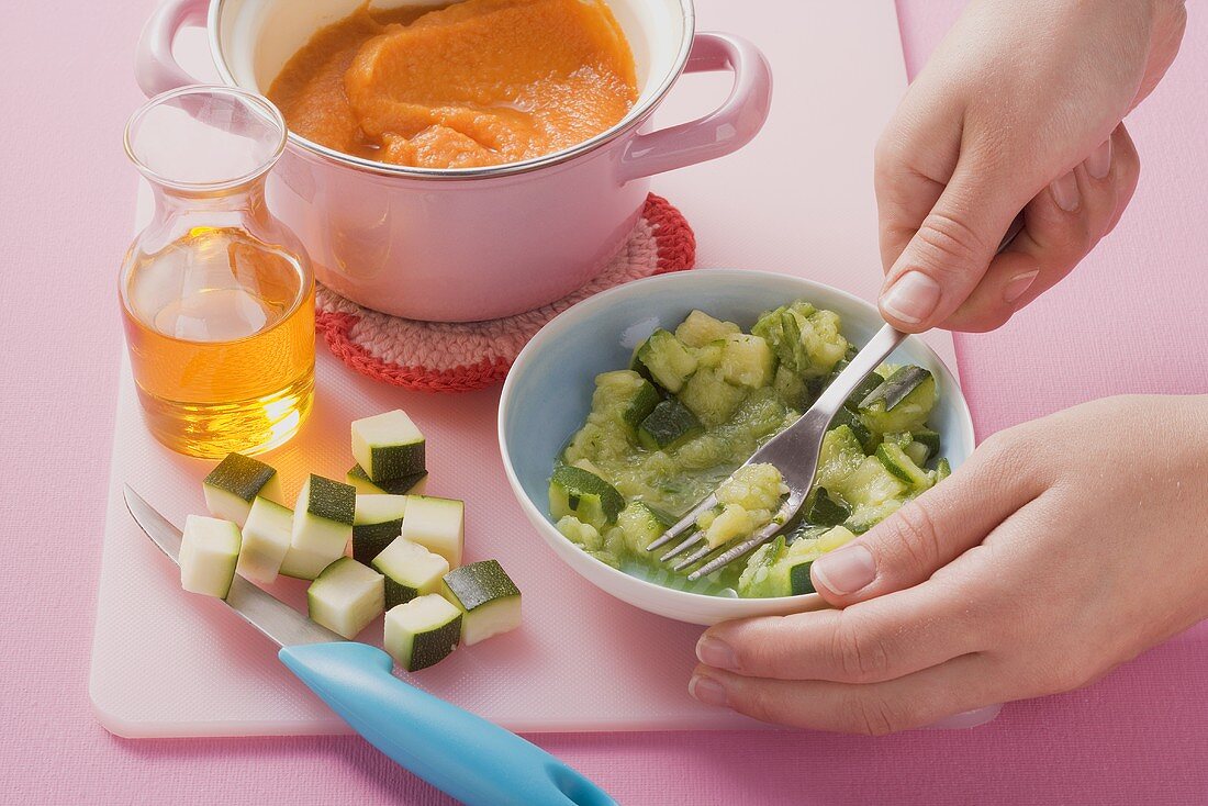 Mashing courgettes with a fork