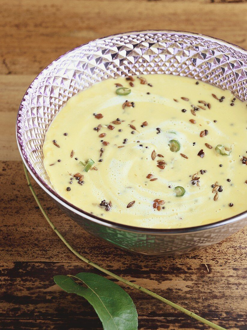 Süsses Joghurt-Curry (Gujarat, Indien)