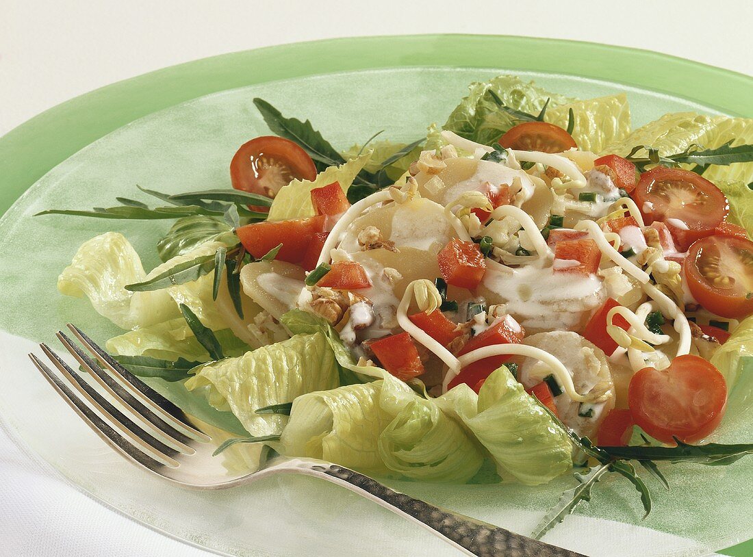Salatplatte mit Kartoffel-Walnuss-Salat