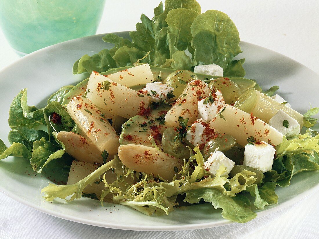 Salad leaves with asparagus and goat's cheese