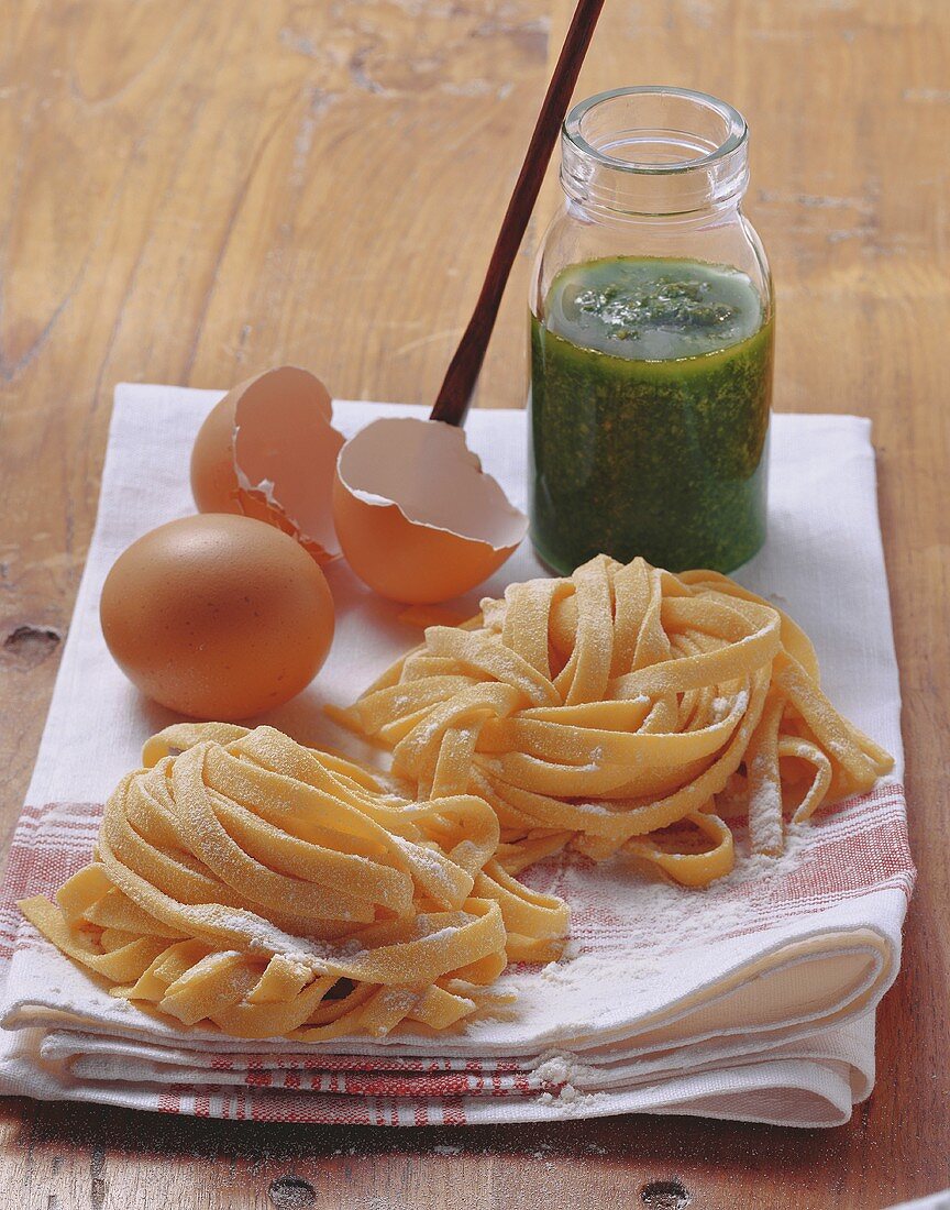 Stillleben mit Tagliatelle und Pesto