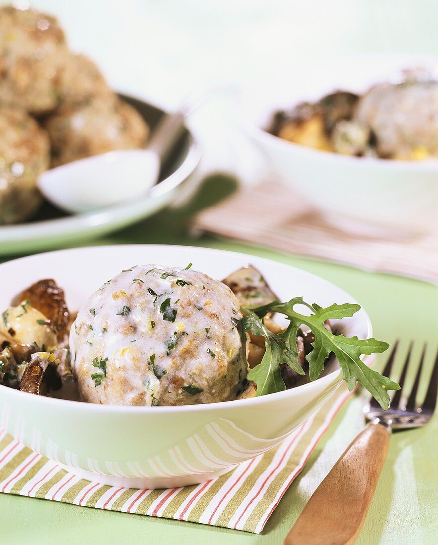 Rucola-Semmelknödel mit Rahmpilzen