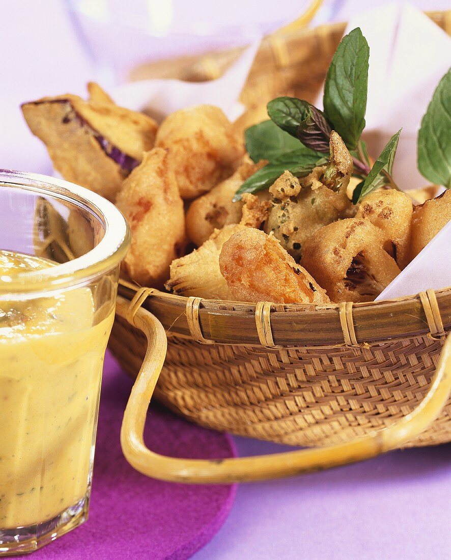 Pakoras (gebackenes Gemüse mit Dip, Indien)