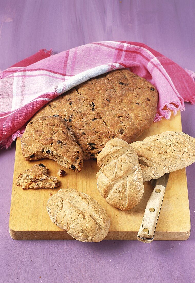 Wholemeal baguette and focaccia with olives