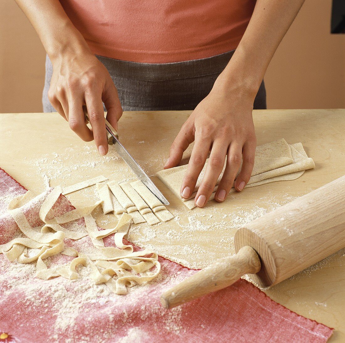 Cutting ribbon pasta