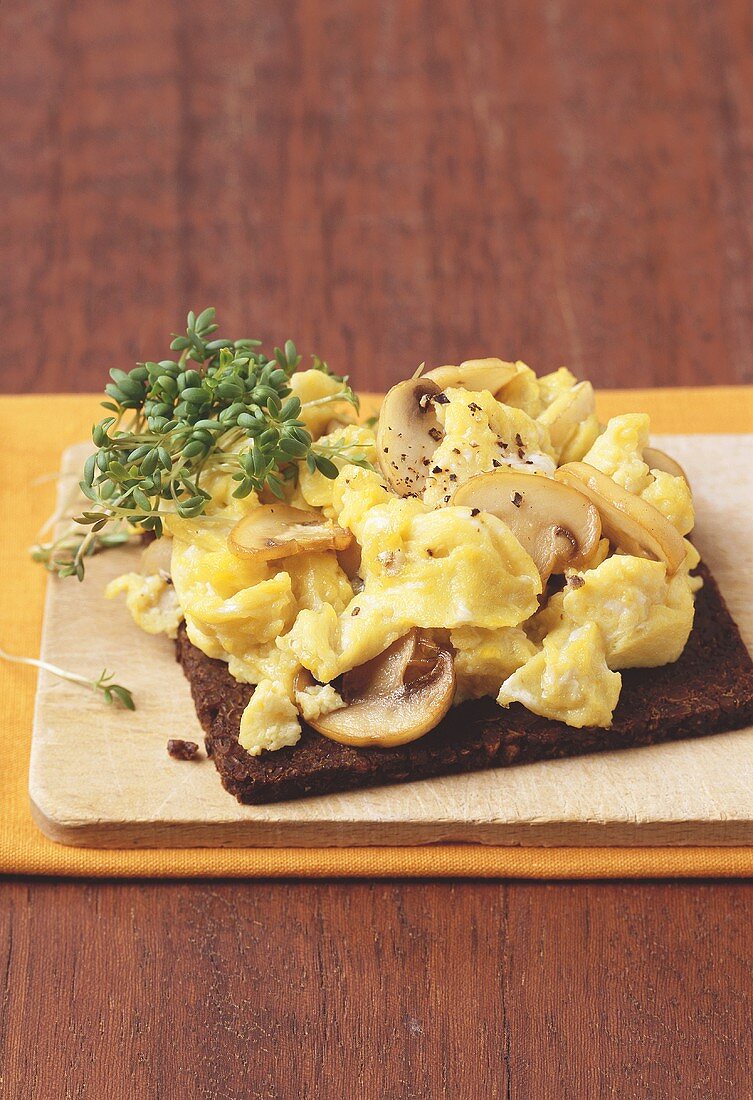 Scrambled egg with mushrooms