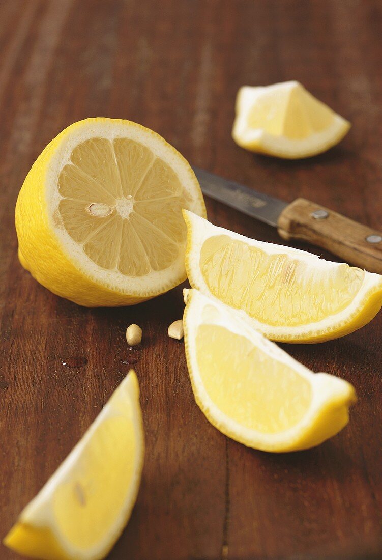 Eine Zitrone, halbiert und in Spalten