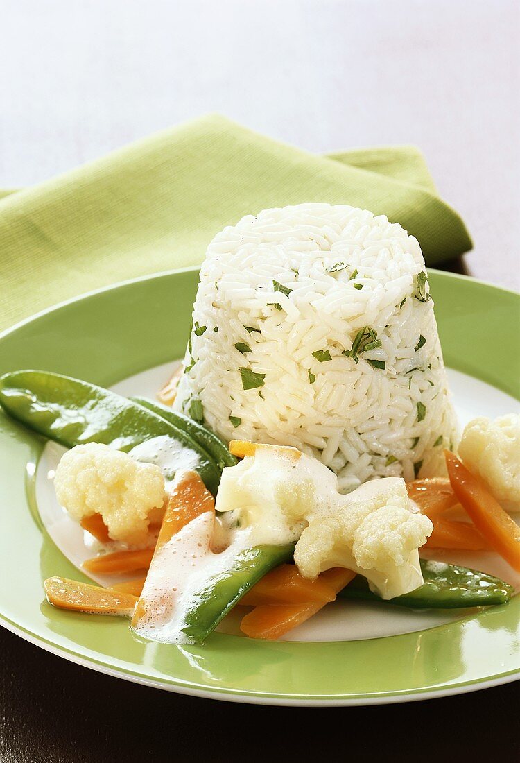 Rice mould with creamed vegetables