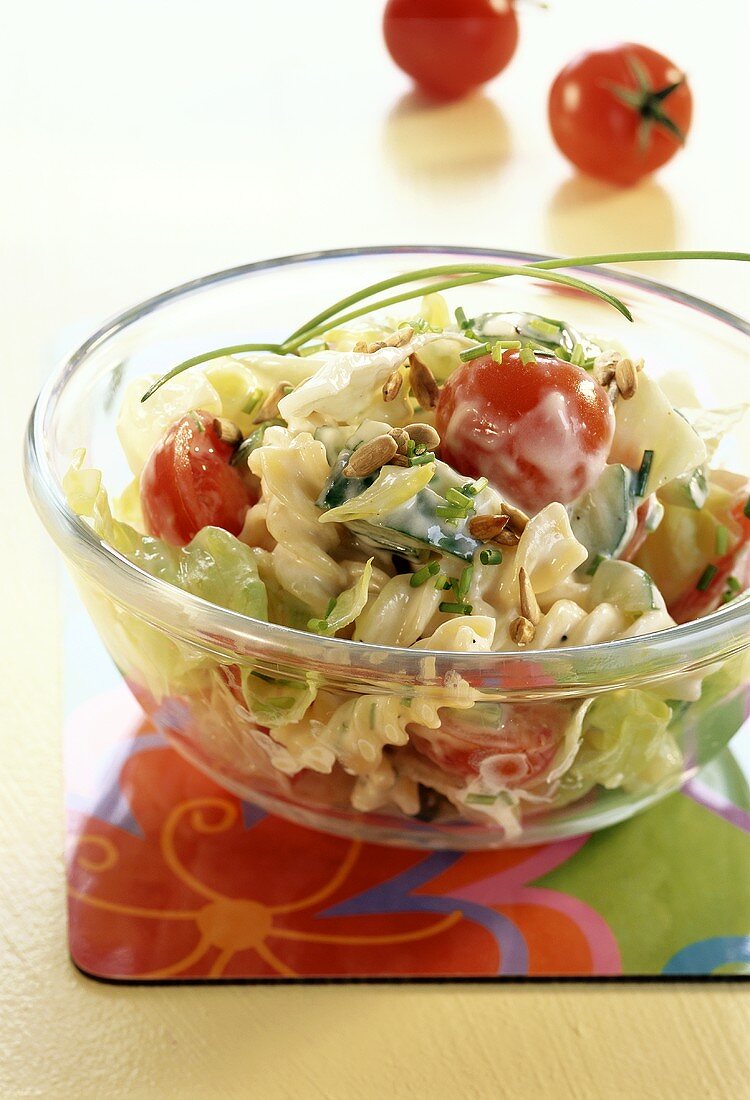 Nudelsalat mit cremigem Dressing