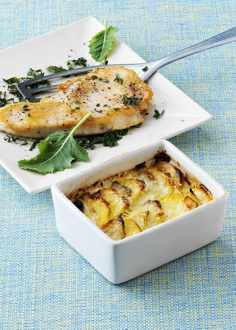 Turkey escalope with kohlrabi and potato gratin